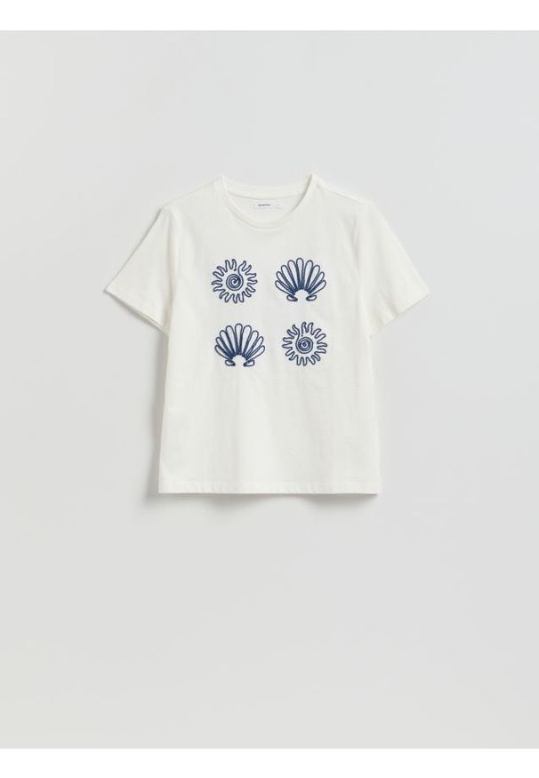 Reserved - T-shirt z aplikacją - złamana biel. Materiał: bawełna. Wzór: aplikacja