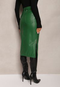 Renee - Zielona Midi Ołówkowa Spódnica z Ekoskóry z Paskiem na Klamrę Draccona. Kolor: zielony. Wzór: jednolity #2