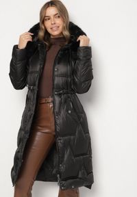Born2be - Czarna Pikowana Kurtka o Długim Kroju ze Ściągaczem w Talii i Kapturem Galita. Okazja: na co dzień. Kolor: czarny. Materiał: poliester, dzianina, jeans, futro. Długość: długie. Styl: casual, elegancki #3