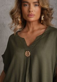Renee - Zielona Sukienka o Pudełkowym Kroju z Lnem i Wiskozą Zdobiona Guzikiem Mezynore. Kolekcja: plus size. Kolor: zielony. Materiał: wiskoza, len. Wzór: aplikacja. Typ sukienki: dla puszystych. Styl: boho, wakacyjny #4