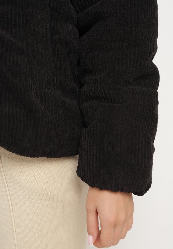 Born2be - Czarna Sztruksowa Kurtka Puchowa z Odpinanym Kapturem Sinitha. Okazja: na co dzień. Kolor: czarny. Materiał: puch, sztruks. Styl: elegancki, casual