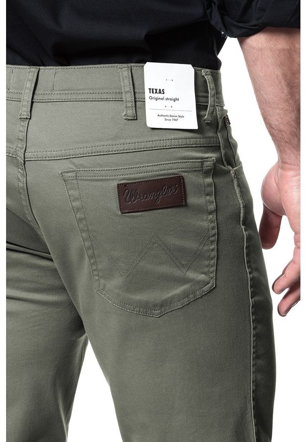 Wrangler - WRANGLER SPODNIE MĘSKIE TEXAS DUSTY OLIVE W121W3275 112126231. Stan: podwyższony. Materiał: materiał. Wzór: moro. Styl: militarny