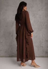 Renee - Brązowa Rustykalna Sukienka Wieczorowa z Falbanami i Marszczeniem w Talii Himereanes. Typ kołnierza: kołnierz z falbankami. Kolor: brązowy. Materiał: tkanina. Wzór: gładki, aplikacja. Typ sukienki: rozkloszowane. Styl: wizytowy #6