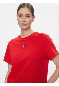 Tommy Jeans T-Shirt Badge DW0DW17391 Czerwony Boxy Fit. Kolor: czerwony. Materiał: syntetyk