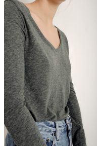 AMERICAN VINTAGE - Szara melanżowa kultowa bluzka American Vintage. Kolor: szary. Materiał: bawełna, materiał, wiskoza. Długość rękawa: długi rękaw. Długość: długie. Wzór: melanż. Styl: vintage