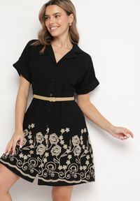 Born2be - Czarna Bawełniana Sukienka Koszulowa o Rozkloszowanym Kroju z Paskiem i Haftem Nalione. Okazja: na co dzień, na imprezę. Typ kołnierza: kołnierzyk klasyczny. Kolor: czarny. Materiał: bawełna. Długość rękawa: krótki rękaw. Wzór: haft. Typ sukienki: koszulowe. Styl: klasyczny, casual, elegancki #1