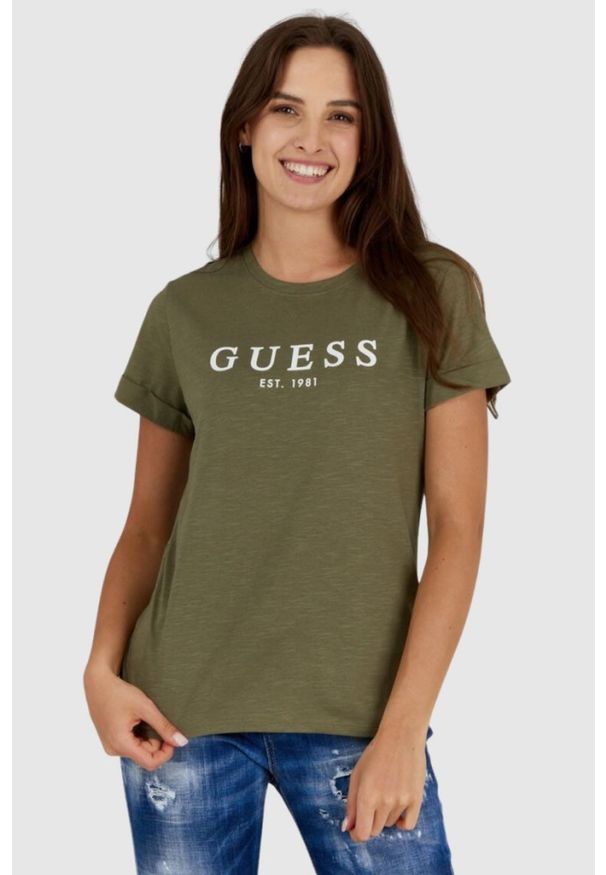 Guess - GUESS Oliwkowy t-shirt damski z białym logo. Kolor: zielony. Materiał: bawełna. Długość rękawa: krótki rękaw