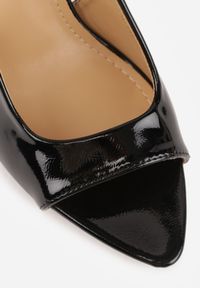 Born2be - Czarne Lakierowane Sandały VICES na Szpilce z Wyciętą Cholewką Lagurinia. Okazja: na co dzień. Zapięcie: sprzączka. Kolor: czarny. Materiał: lakier. Wzór: koronka. Obcas: na szpilce. Styl: casual #2