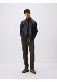 Reserved - Skórzana kurtka ze stójką - czarny. Typ kołnierza: kołnierzyk stójkowy. Kolor: czarny. Materiał: skóra #1