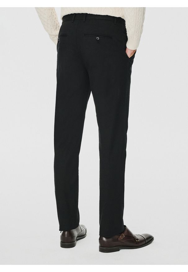Pako Lorente - PAKO LORENTE – Gładkie spodnie męskie w kolorze czarnym. Kolor: czarny. Materiał: elastan, bawełna. Wzór: gładki. Styl: klasyczny