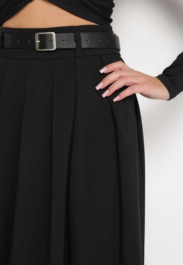 Born2be - Czarna Spódnica o Rozkloszowanym Plisowanym Fasonie z Paskiem z Klamrą Aferna. Kolor: czarny. Styl: elegancki