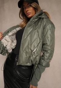 Renee - Zielona Pikowana Kurtka o Pudełkowym Fasonie z Warstwowymi Rękawami Liotire. Okazja: na co dzień. Kolor: zielony. Materiał: jeans, dzianina. Sezon: jesień. Styl: casual #4