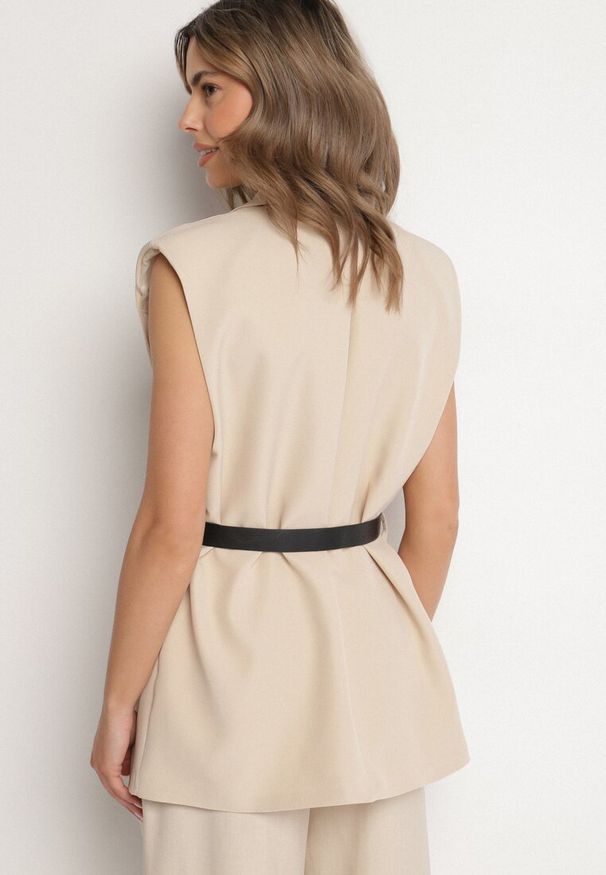 Born2be - Beżowa Kamizelka Garniturowa Oversize na Guzik z Paskiem Melazi. Okazja: na co dzień, na spotkanie biznesowe, do pracy. Kolor: beżowy. Materiał: jeans. Wzór: aplikacja. Styl: biznesowy, casual, elegancki, klasyczny