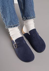 Renee - Granatowe Klapki Ozdobione Klamrą na Pasku Zelevelis. Okazja: na co dzień. Kolor: niebieski. Materiał: jeans. Wzór: aplikacja. Obcas: na obcasie. Styl: elegancki, casual. Wysokość obcasa: niski