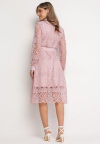 Born2be - Różowa Koszulowa Rozkloszowana Sukienka Midi z Paskiem i Ozdobną Koronką oraz Guzikami Casuva. Okazja: na imprezę. Kolor: różowy. Materiał: koronka. Wzór: koronka. Typ sukienki: koszulowe. Styl: klasyczny, elegancki, wizytowy. Długość: midi #6