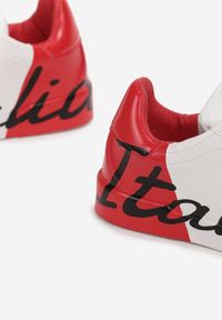 Renee - Biało-Czerwone Sneakersy z Ozdobnym Nadrukiem Arenthea. Kolor: biały. Wzór: nadruk #2
