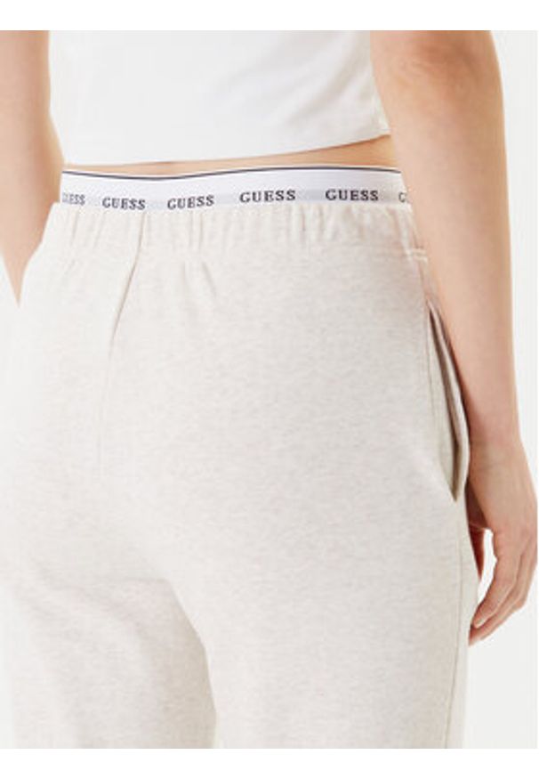 Guess Spodnie dresowe O5RB01 KCO31 Beżowy Regular Fit. Kolor: beżowy. Materiał: bawełna