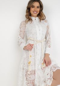 Born2be - Biała Sukienka Eudoreia. Typ kołnierza: kołnierzyk stójkowy. Kolor: biały. Wzór: ażurowy, aplikacja. Typ sukienki: rozkloszowane. Materiał: bawełna, materiał, koronka. Długość rękawa: długi rękaw. Sezon: lato. Styl: elegancki, boho. Długość: midi #3