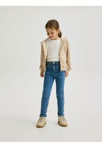 Reserved - Jeansy slim fit z guzikiem w serce - niebieski. Kolor: niebieski