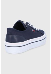 Tommy Jeans Tenisówki damskie kolor granatowy. Nosek buta: okrągły. Zapięcie: sznurówki. Kolor: niebieski. Materiał: guma. Obcas: na platformie #5