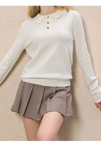 Sinsay - Sweter z kołnierzykiem i ozdobnymi guzikami z domieszką wełny - kremowy. Kolor: kremowy. Materiał: wełna #1