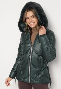 Born2be - Ciemnozielona Kurtka z Oryginalnym Pikowaniem i Kapturem z Futerkiem Nallisa. Okazja: na co dzień, do pracy, na spotkanie biznesowe. Kolor: zielony. Materiał: futro. Styl: biznesowy, casual #1