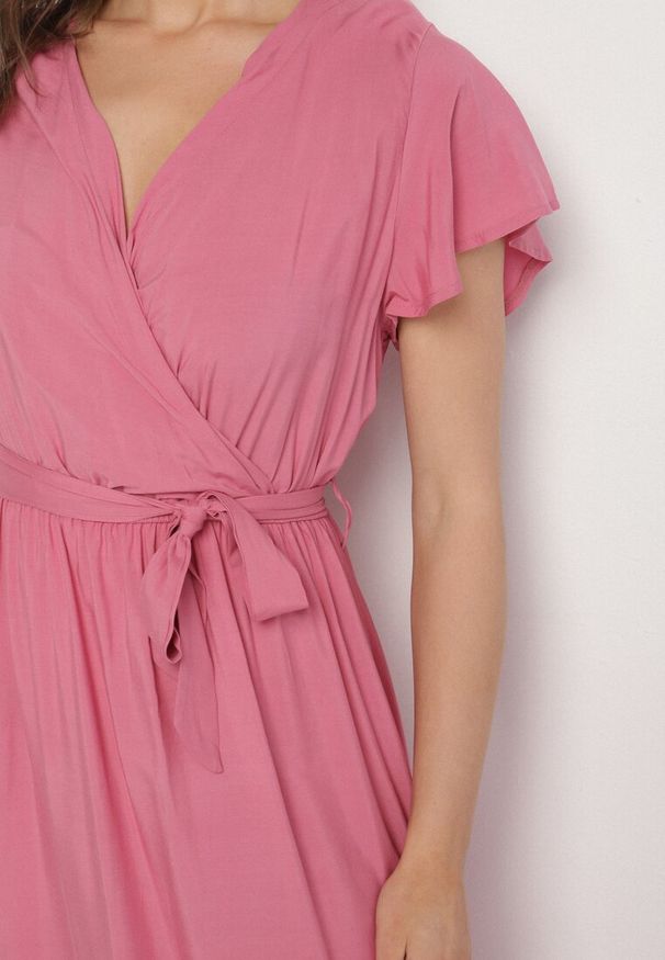 Born2be - Różowa Wiskozowa Sukienka z Kopertowym Dekoltem z Paskiem Savorlisse. Okazja: na co dzień. Kolor: różowy. Materiał: wiskoza. Wzór: aplikacja. Typ sukienki: kopertowe. Styl: casual, klasyczny