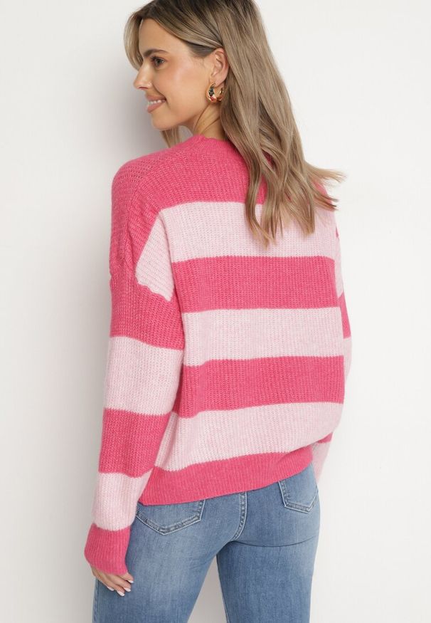 Born2be - Różowy Sweter w Pasy z Wełną Zakończony Ściągaczem Tiaelle. Okazja: na co dzień, na spotkanie biznesowe. Kolor: różowy. Materiał: wełna. Styl: biznesowy, klasyczny, casual