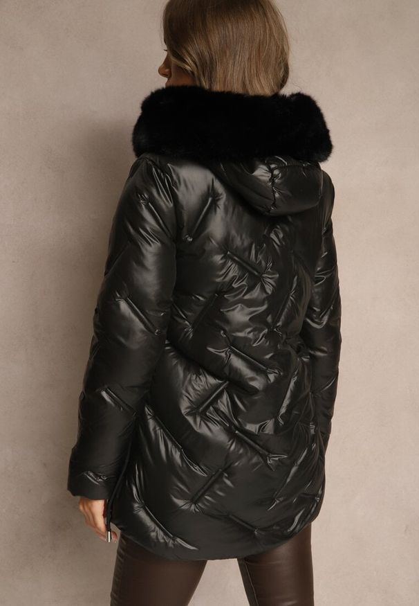 Renee - Czarna Kurtka z Ozdobnym Pikowaniem i Kapturem z Futrem Naliavea. Okazja: na co dzień. Kolor: czarny. Materiał: futro. Styl: elegancki, casual