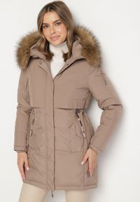 Born2be - Ciemnobeżowa Casualowa Kurtka Parka z Kapturem z Futerkiem Nallorea. Okazja: na co dzień. Typ kołnierza: kaptur. Kolor: beżowy. Materiał: futro. Styl: casual #5