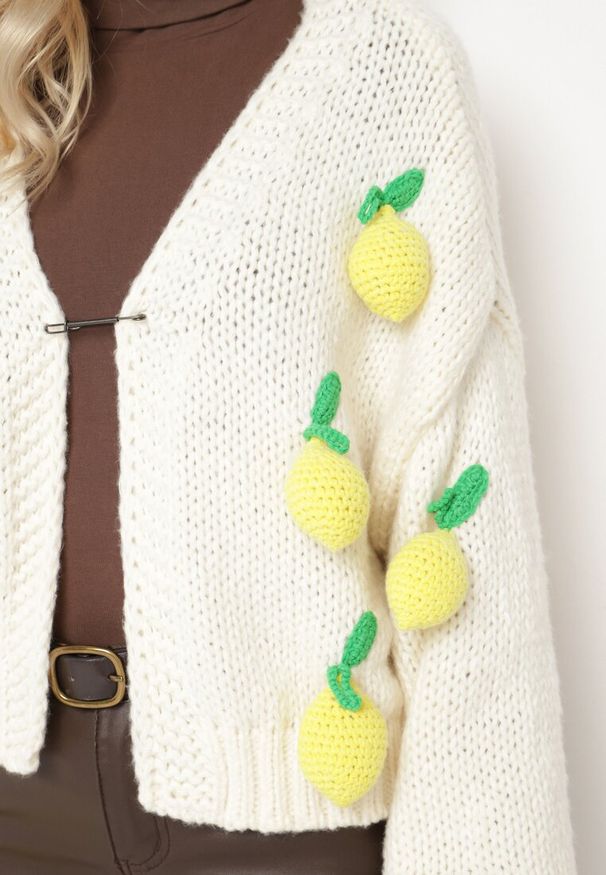 Born2be - Jasnobeżowy Kardigan z Broszką i Cytrynami 3D Valoriea. Okazja: na co dzień. Kolor: beżowy. Styl: elegancki, casual