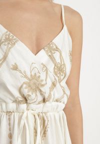 Born2be - Biała Sukienka Boho z Wiskozy na Ramiączkach Zdobiona Metalicznym Haftem Saleriela. Okazja: na spacer, na co dzień. Kolor: biały. Materiał: wiskoza. Długość rękawa: na ramiączkach. Wzór: haft, aplikacja. Typ sukienki: rozkloszowane. Styl: boho #7