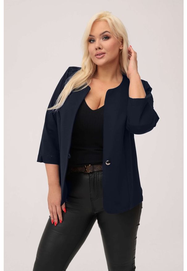 Moda Size Plus Iwanek - Granatowy żakiet Grace - klasyka z nutą nowoczesności PLUS SIZE XXL. Okazja: na spotkanie biznesowe, na co dzień. Kolekcja: plus size. Kolor: niebieski. Materiał: wiskoza, tkanina, nylon, materiał. Długość: krótkie. Styl: klasyczny, casual, elegancki, biznesowy