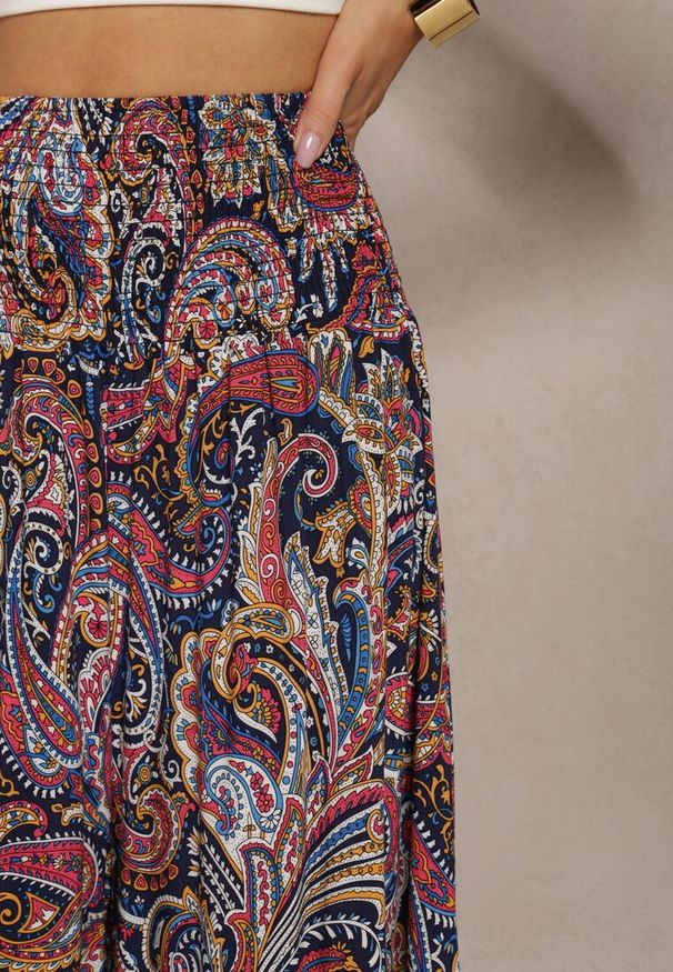 Renee - Granatowe Spodnie Culottes z Bawełnianej Tkaniny Ozdobione Wzorem Paisley Gwinamas. Okazja: do pracy. Kolor: niebieski. Materiał: tkanina, bawełna. Wzór: aplikacja, paisley