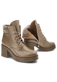 Beżowe Botki Lemar Ocieplane Skórzane Buty Na Obcasie. Okazja: na spacer. Kolor: beżowy. Materiał: skóra. Sezon: jesień. Obcas: na obcasie. Styl: elegancki. Wysokość obcasa: średni #4