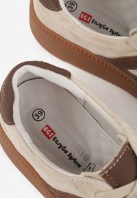 Renee - Beżowe Sneakersy Skórzane w Stylu Tenisówek z Geometrycznym Wzorem Eshiryla. Okazja: na co dzień. Kolor: beżowy. Materiał: skóra. Wzór: geometria #4