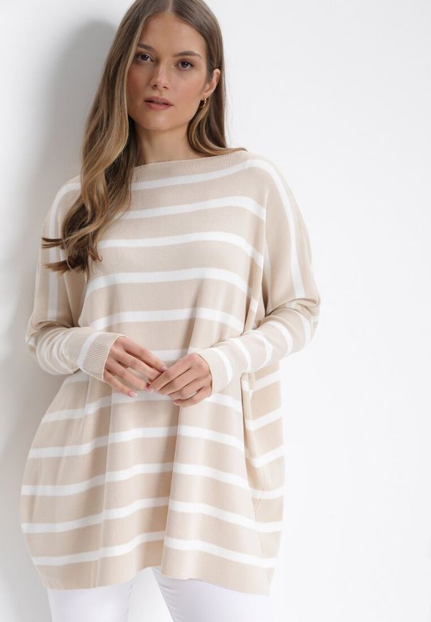 Born2be - Beżowy Sweter Oversize w Paski z Rękawami Nietoperz Caelania. Kolor: beżowy. Wzór: paski