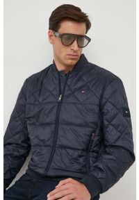 TOMMY HILFIGER - Tommy Hilfiger kurtka bomber męski kolor granatowy przejściowa. Kolor: niebieski. Materiał: poliester #1