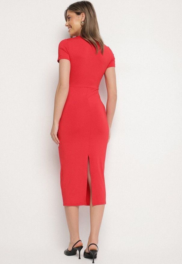 Born2be - Czerwona Sukienka Dopasowana Bodycon z Dekoltem w Serek Efricene. Okazja: na co dzień. Typ kołnierza: dekolt w serek. Kolor: czerwony. Materiał: jeans. Długość rękawa: krótki rękaw. Typ sukienki: bodycon. Styl: klasyczny, casual