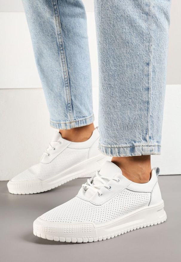 Born2be - Białe Sneakersy Skórzane z Perforowaną Cholewką Tiravis. Okazja: na co dzień. Kolor: biały. Materiał: skóra. Szerokość cholewki: normalna. Wzór: aplikacja