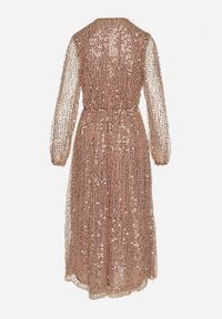 Born2be - Złota Sukienka Siateczkowa o Kopertowym Kroju Zdobiona Cekinami Boniga. Typ kołnierza: dekolt w kształcie V. Kolor: złoty. Wzór: aplikacja. Typ sukienki: kopertowe. Styl: klasyczny, wizytowy #6