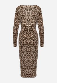Born2be - Brązowa Koktajlowa Sukienka Taliowana w Panterkę z Rozcięciem z Boku i Cyrkoniami Zelimi. Typ kołnierza: dekolt w kształcie V. Kolor: brązowy. Wzór: motyw zwierzęcy. Styl: wizytowy #7