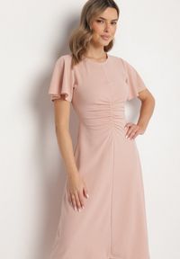 Born2be - Różowa Rozkloszowana Sukienka Ozdobiona Marszczeniem Odallica. Kolor: różowy. Wzór: aplikacja. Typ sukienki: rozkloszowane. Styl: elegancki #4