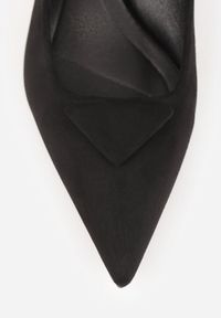 Born2be - Czarne Czółenka VICES na Kaczuszce z Trójkątną Aplikacją na Nosku Zenia. Okazja: na co dzień. Kolor: czarny. Materiał: jeans. Wzór: aplikacja. Obcas: na szpilce. Styl: casual, elegancki, klasyczny. Wysokość obcasa: średni #4