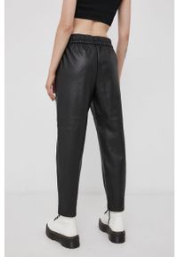 only - Only Spodnie damskie kolor czarny proste medium waist. Kolor: czarny. Materiał: tkanina, skóra #3