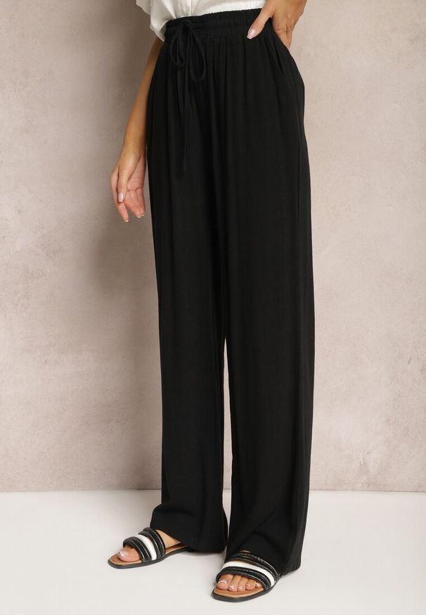 Renee - Czarne Szerokie Spodnie z Wiskozy z Dodatkiem Lnu Delsira. Okazja: na co dzień. Stan: podwyższony. Kolekcja: plus size. Kolor: czarny. Materiał: len, wiskoza. Długość: długie. Styl: casual, elegancki