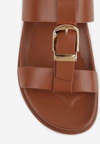 Renee - Brązowe Klapki Ozdobione Paskiem z Metaliczną Klamrą Kellyss. Okazja: na spacer, na co dzień. Kolor: brązowy. Materiał: jeans. Wzór: aplikacja. Sezon: wiosna. Styl: casual #6
