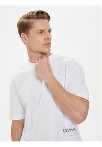 Calvin Klein T-Shirt Off Placement K10K113102 Biały Regular Fit. Kolor: biały. Materiał: bawełna #4