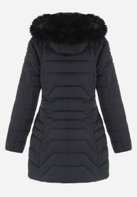 Born2be - Czarna Kurtka Do Kolan z Kapturem i Pikowaniem Sagi. Typ kołnierza: kaptur. Kolor: czarny. Materiał: futro. Długość: do kolan. Wzór: aplikacja #2