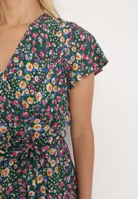 Born2be - Zielona Wiskozowa Kopertowa Sukienka Wiązana Materiałowym Sznurkiem z Gumką w Talii Zanlea. Typ kołnierza: dekolt w kształcie V. Kolor: zielony. Materiał: wiskoza, materiał. Długość rękawa: krótki rękaw. Sezon: lato. Typ sukienki: kopertowe #6